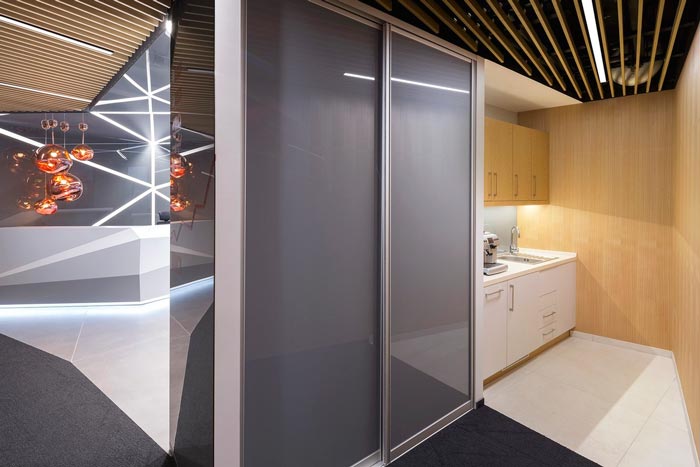 現(xiàn)代簡約風(fēng)格辦公室前臺(tái)茶水間裝修設(shè)計(jì)案例效果圖