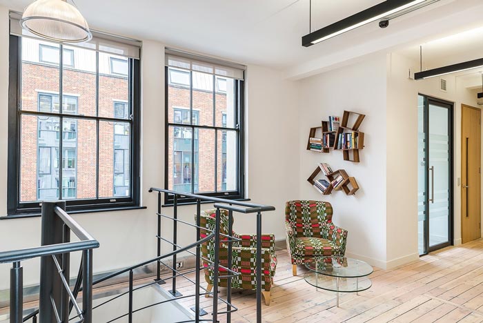 900平方投資辦公室二樓樓梯口裝修設(shè)計(jì)實(shí)景圖